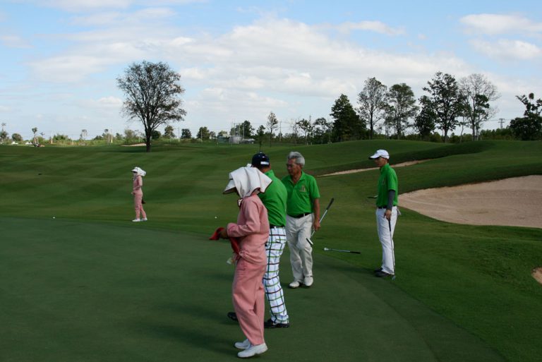 Joueurs Lao Paris Golfeurs au Putting Green avec trois joueur LPG à Vientiane Singha Golf Course